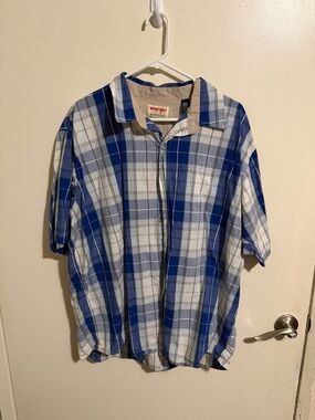 Wrangler Blue and White Plaid Short-Sleeve Button-Down Shirt